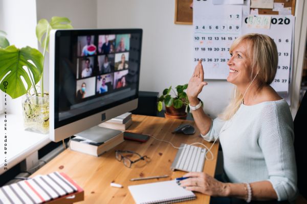 Frau nimmt im Homeoffice an Videokonferenz teil